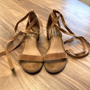 STEVE MADDEN size 7.5 lace up sandals
